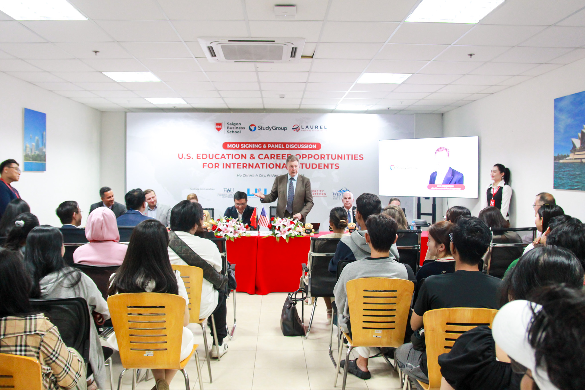 Panel Discussion “Education and Career Opportunities in the U.S.” – A Bridge Connecting International Students to Their Study Abroad Dreams